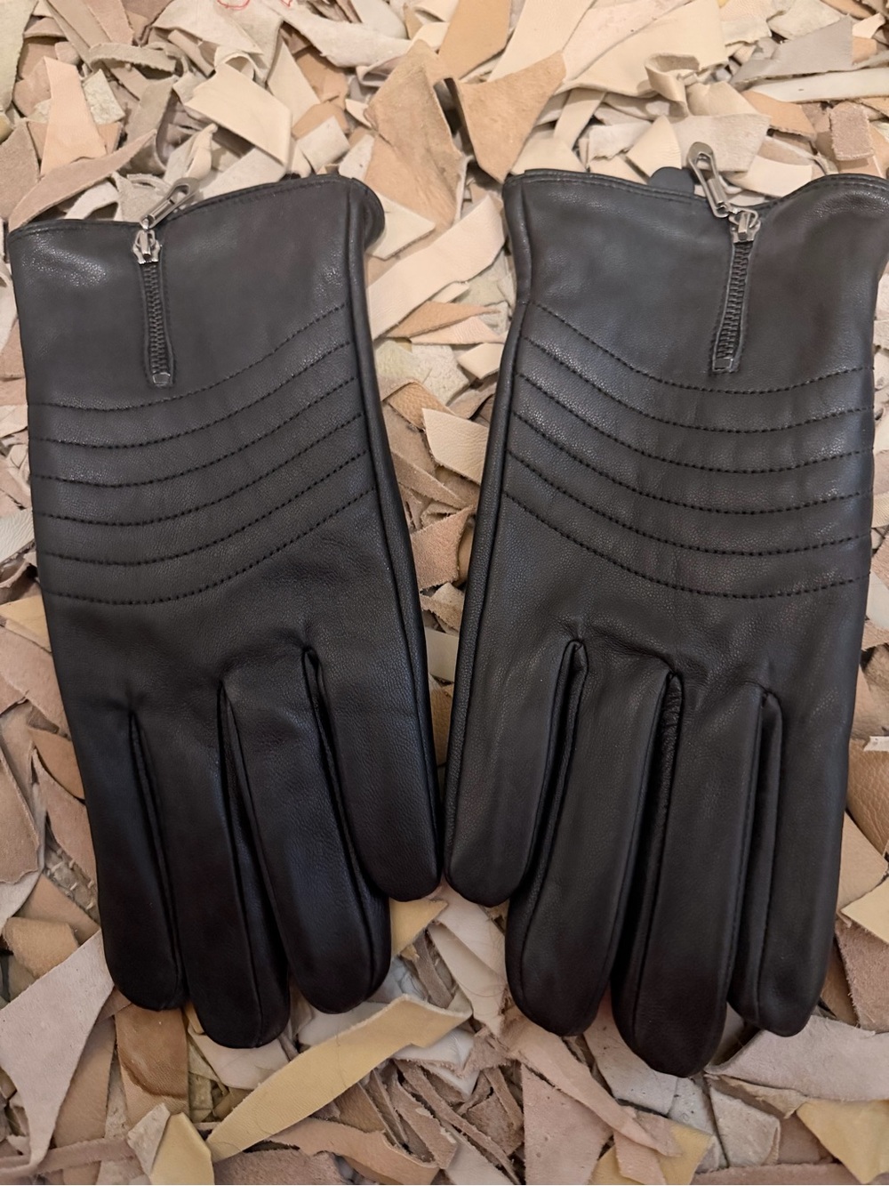 Barneys New York Black Leather Zip-Detail Gloves